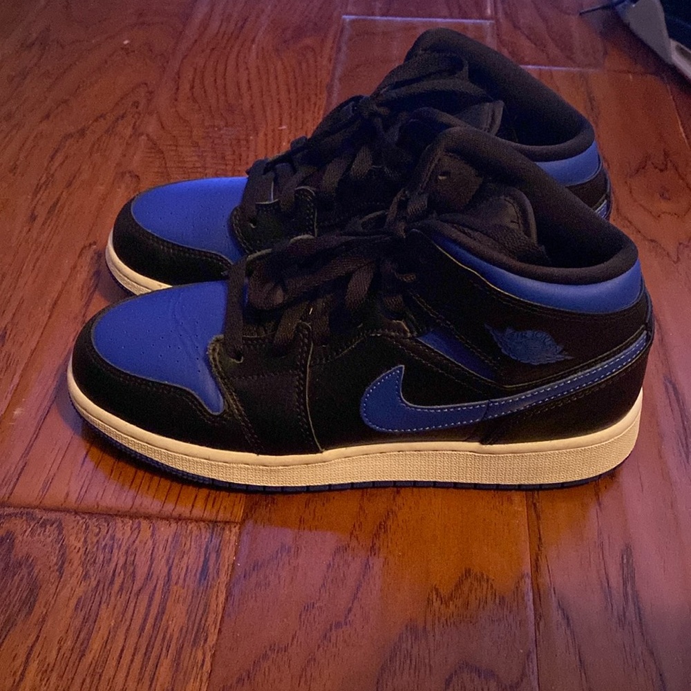 Air Jordan shoes.Worn like twice,good condition I’ll clean more before giving.